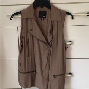 TROUVE vest
